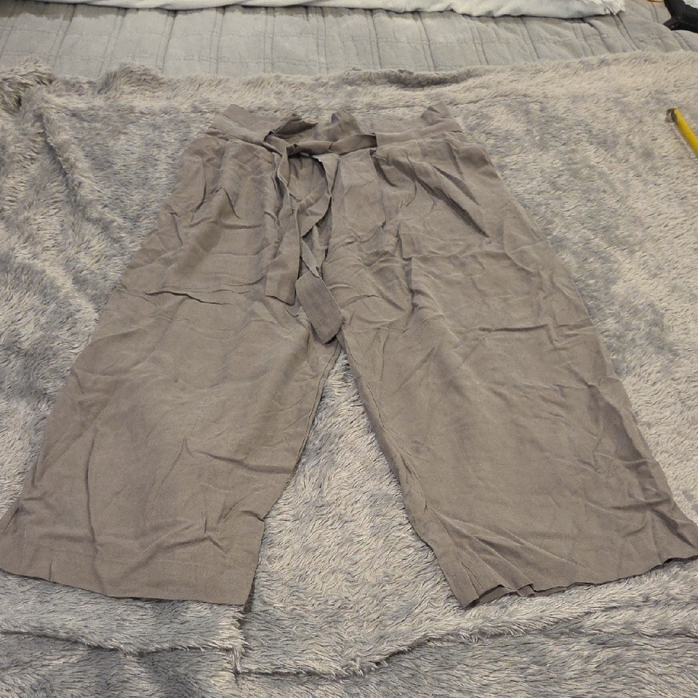 Lord & Taylor Gray Cropped Pleated Pants Size 8!